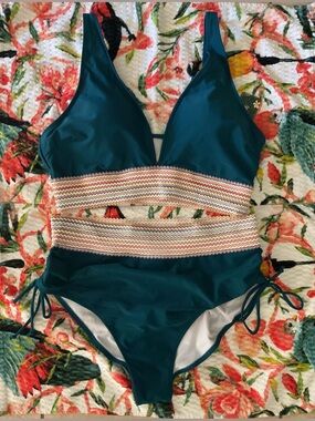 BLOOMING JELLY 2 Piece Swimsuit NWT